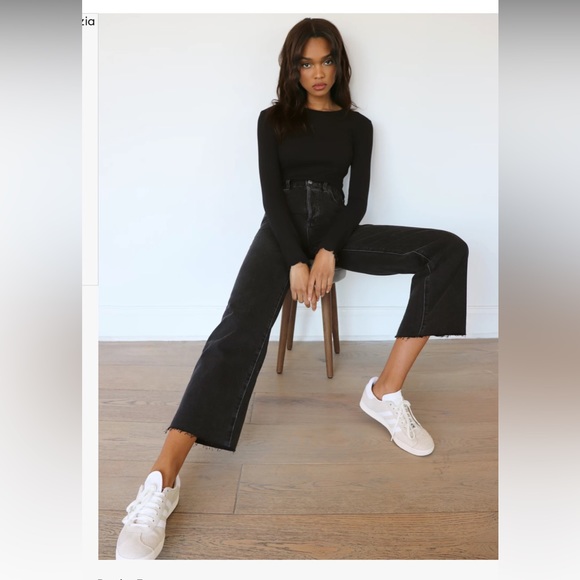 Aritzia - Deadstock (raw hem) The Farrah High Rise Jeans - 23W 28L - Picture 1 of 5